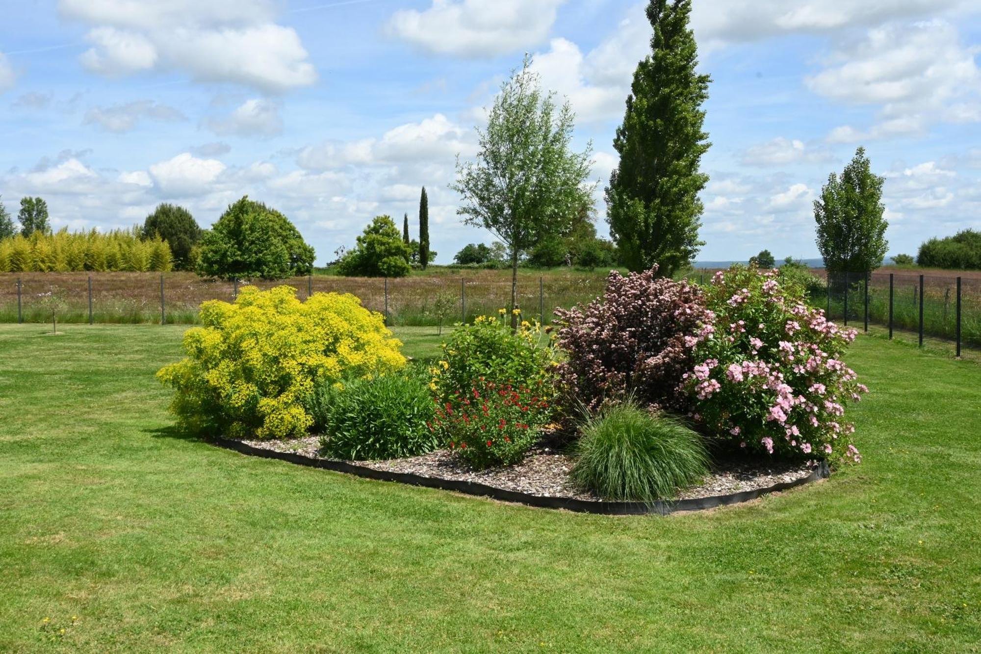 Aux 3 Forets Bizeneuille Exterior photo